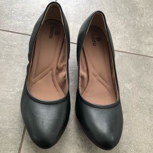 Susina Black wedge pumps
